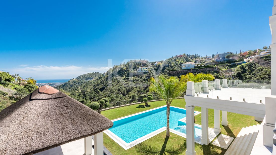 Villa on elevated plot with privacy and panoramic views in El Madroñal, Benahavis