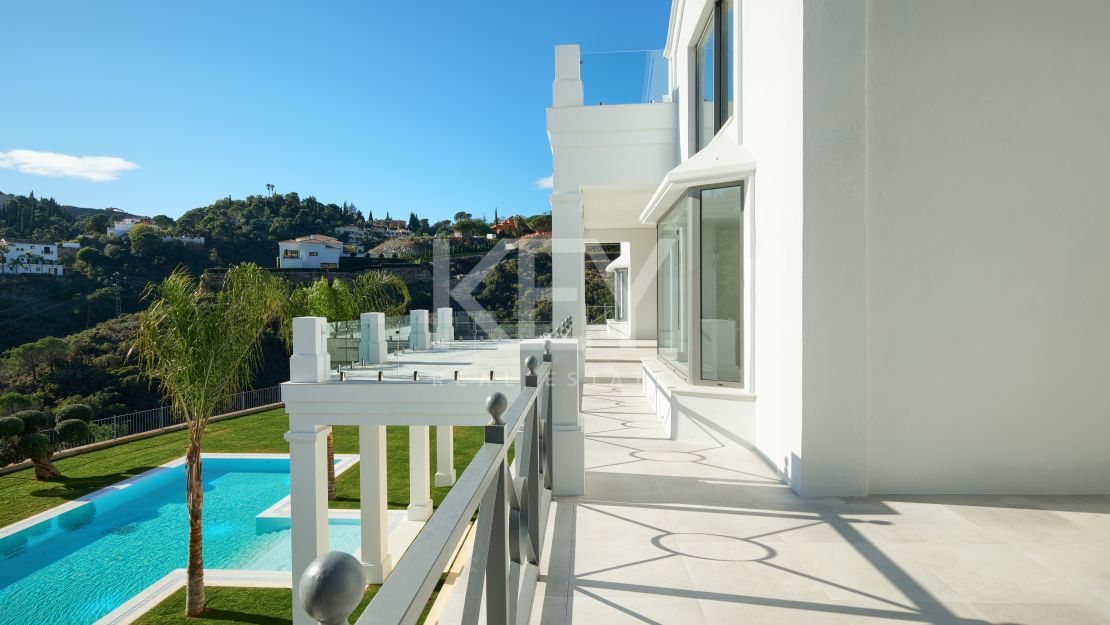 Villa on elevated plot with privacy and panoramic views in El Madroñal, Benahavis