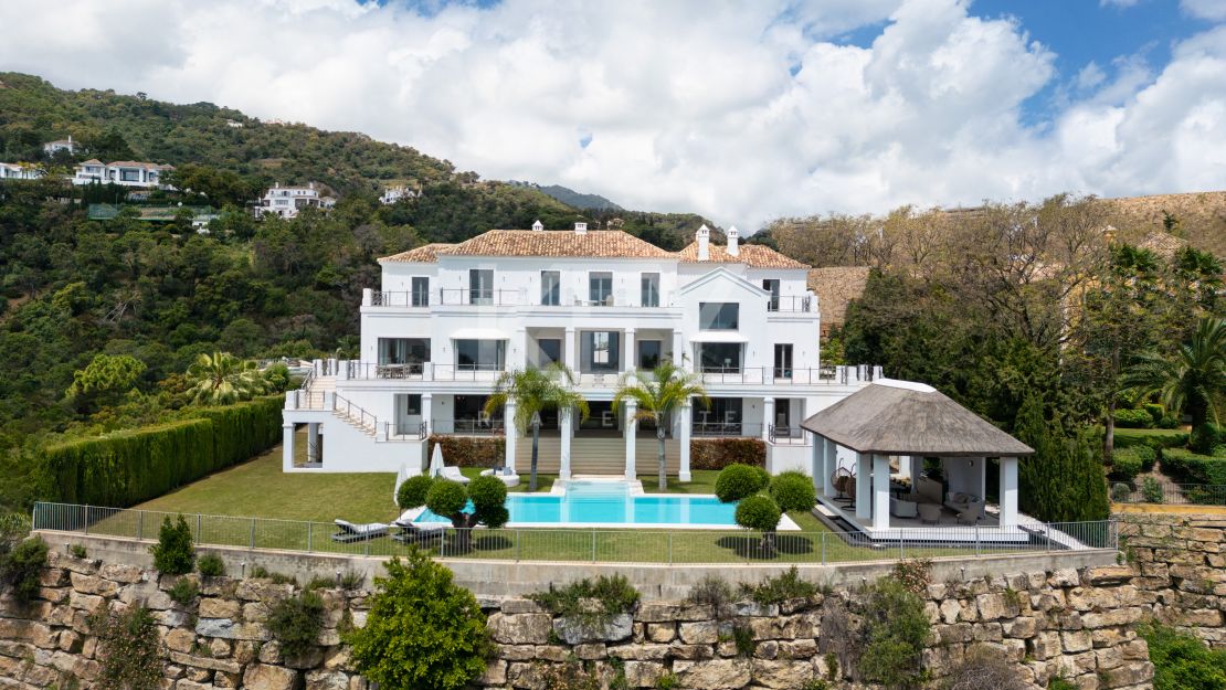 Villa on elevated plot with privacy and panoramic views in El Madroñal, Benahavis