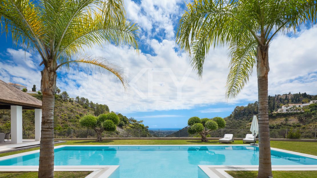 Villa on elevated plot with privacy and panoramic views in El Madroñal, Benahavis