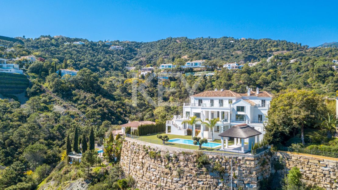 Villa on elevated plot with privacy and panoramic views in El Madroñal, Benahavis