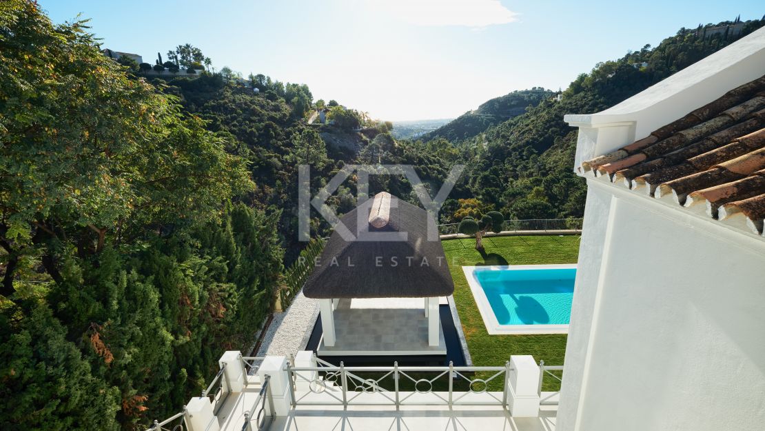 Villa on elevated plot with privacy and panoramic views in El Madroñal, Benahavis