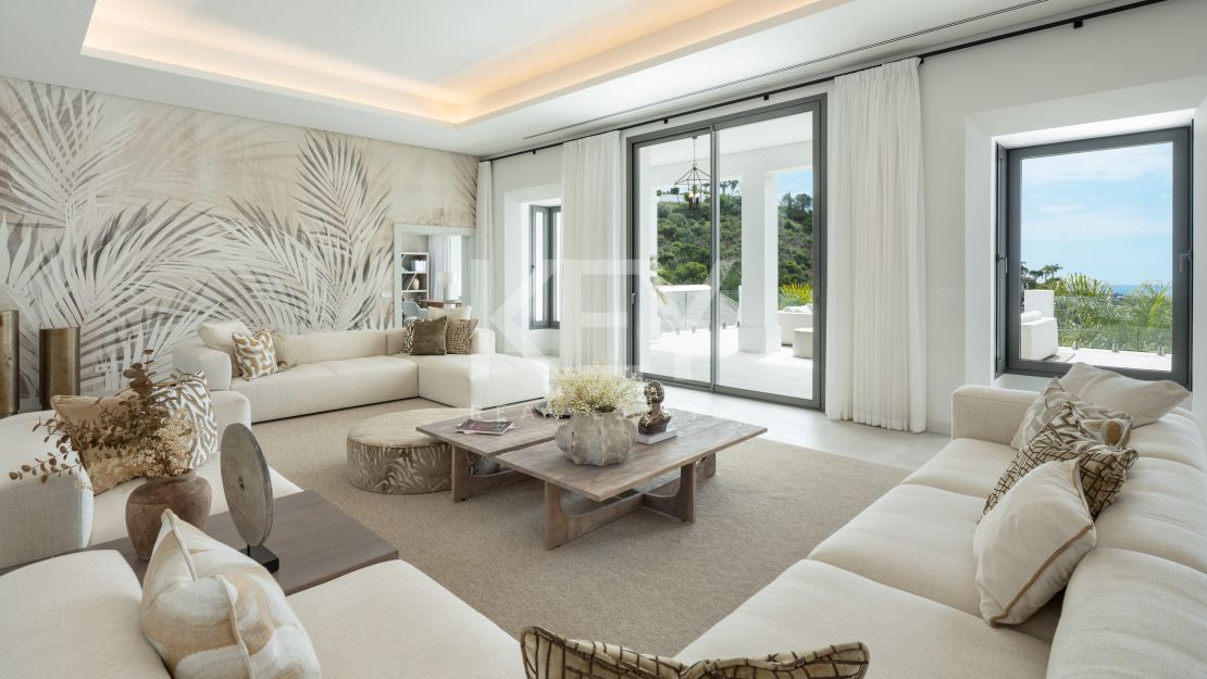 Villa on elevated plot with privacy and panoramic views in El Madroñal, Benahavis