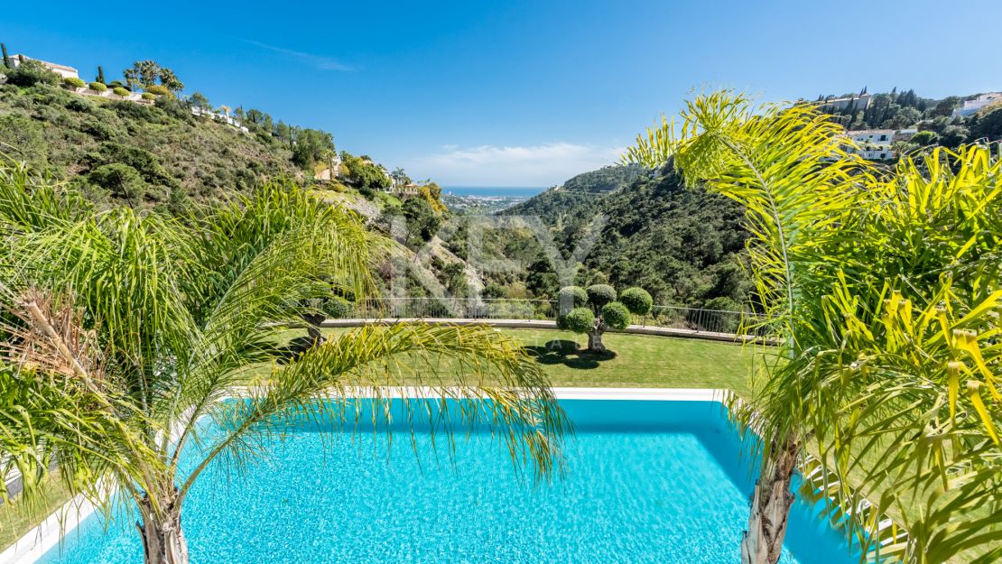 Villa on elevated plot with privacy and panoramic views in El Madroñal, Benahavis