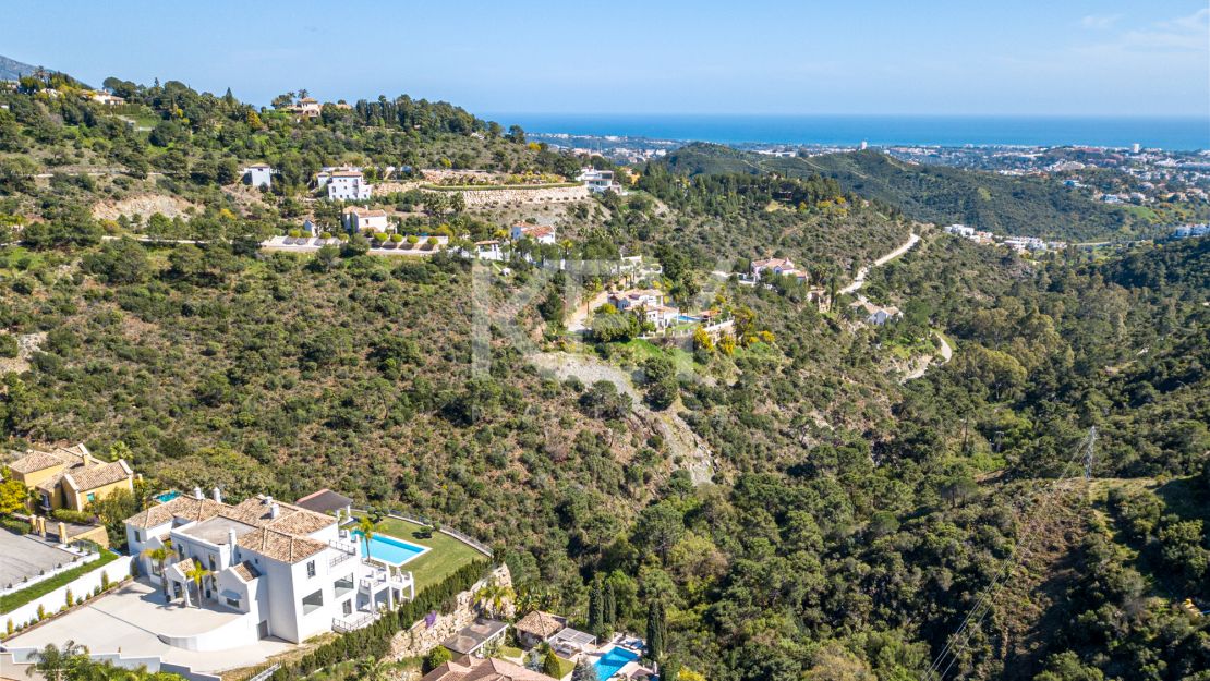 Villa on elevated plot with privacy and panoramic views in El Madroñal, Benahavis