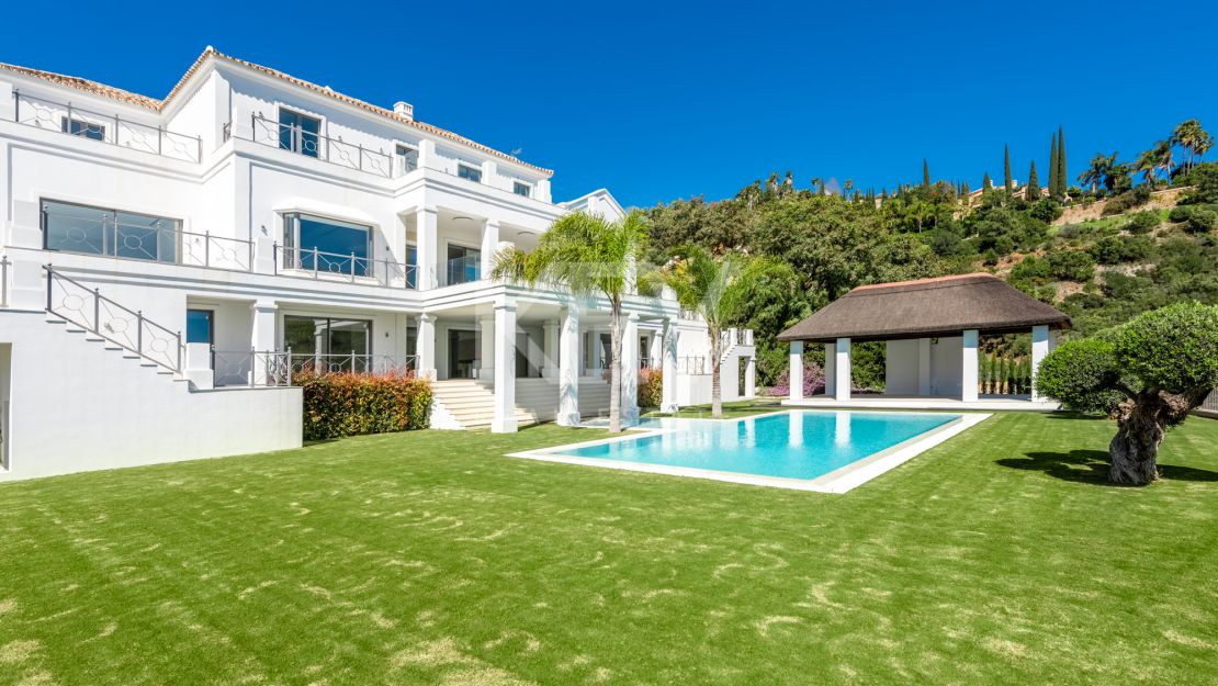 Villa on elevated plot with privacy and panoramic views in El Madroñal, Benahavis