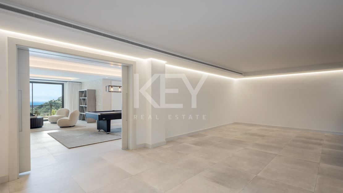 Villa on elevated plot with privacy and panoramic views in El Madroñal, Benahavis