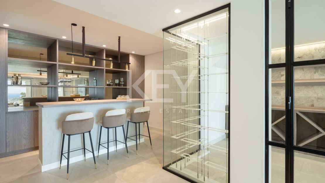 Villa on elevated plot with privacy and panoramic views in El Madroñal, Benahavis