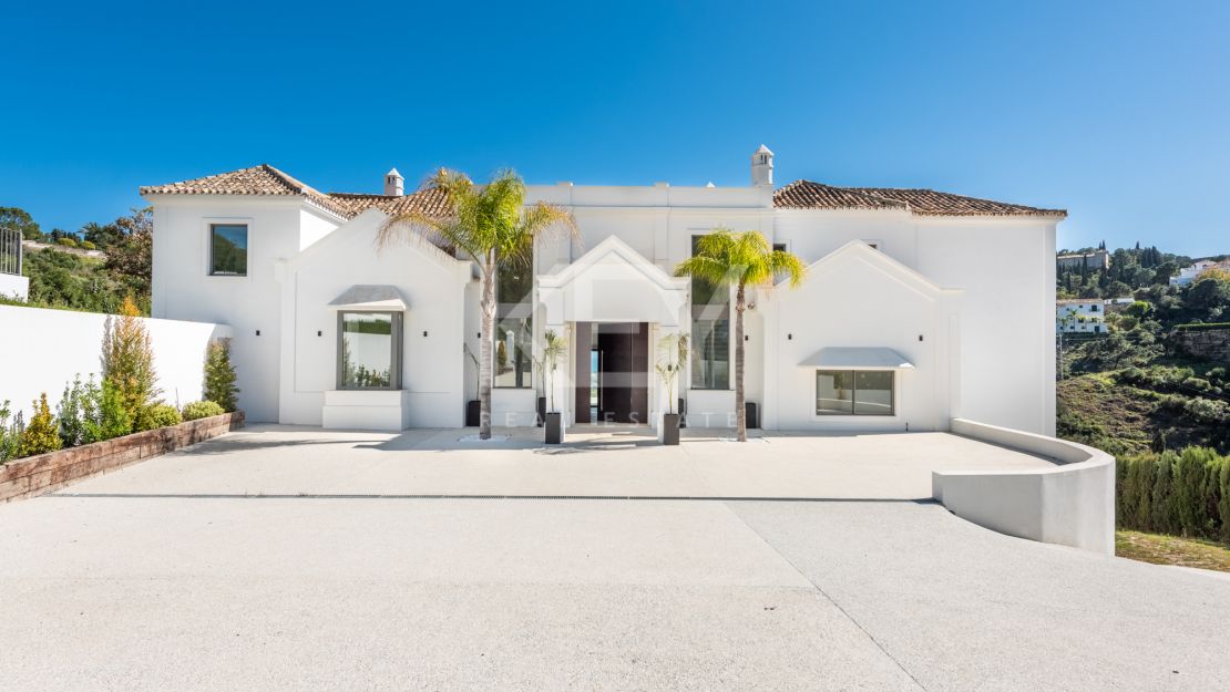 Villa on elevated plot with privacy and panoramic views in El Madroñal, Benahavis