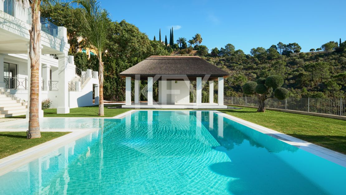 Villa on elevated plot with privacy and panoramic views in El Madroñal, Benahavis