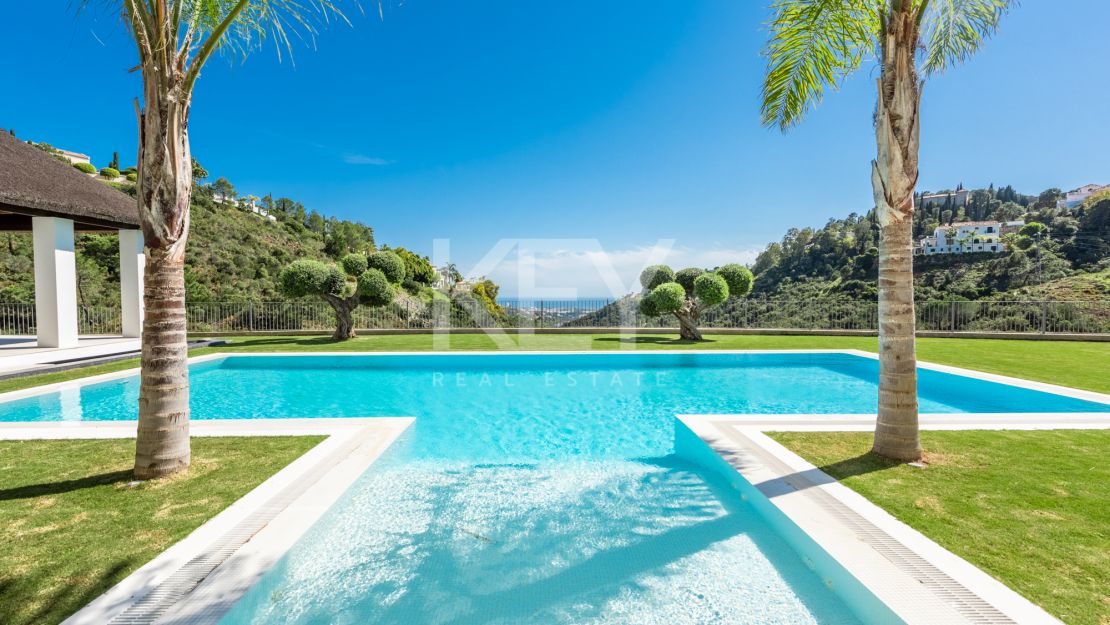 Villa on elevated plot with privacy and panoramic views in El Madroñal, Benahavis
