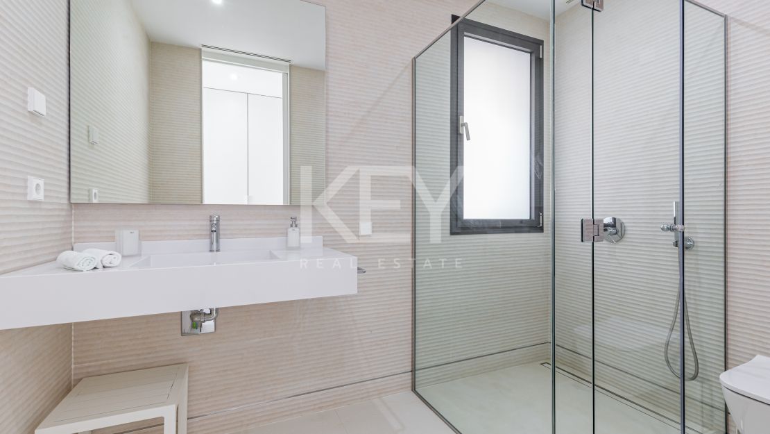Villa de lujo junto a la playa en alquiler a corto plazo en Milla de Oro, Marbella
