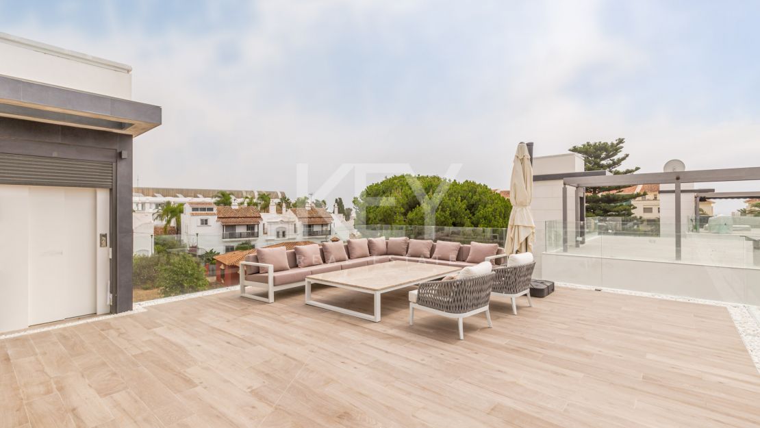 Villa de lujo junto a la playa en alquiler a corto plazo en Milla de Oro, Marbella
