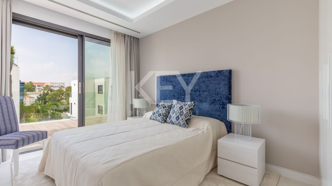 Villa de lujo junto a la playa en alquiler a corto plazo en Milla de Oro, Marbella