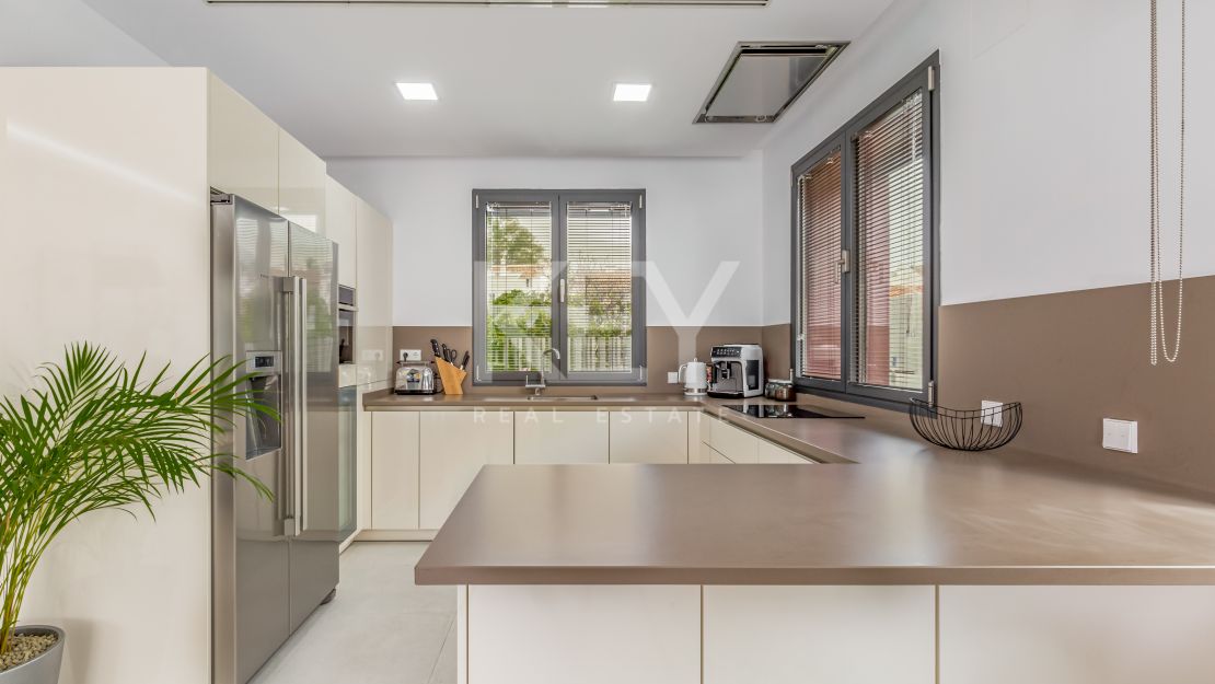 Villa de lujo junto a la playa en alquiler a corto plazo en Milla de Oro, Marbella