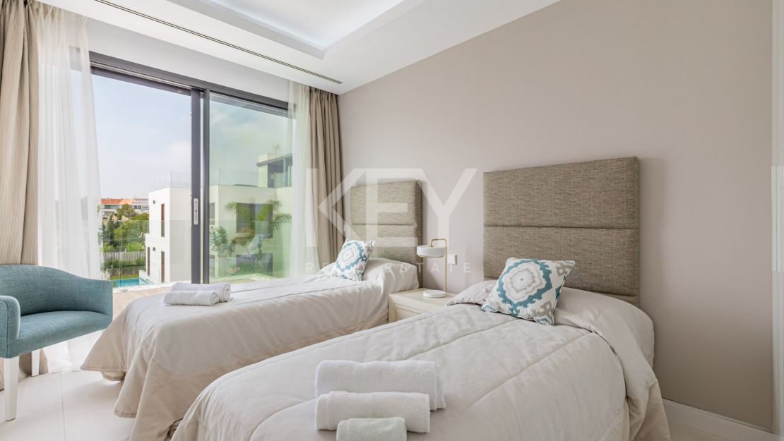 Villa de lujo junto a la playa en alquiler a corto plazo en Milla de Oro, Marbella