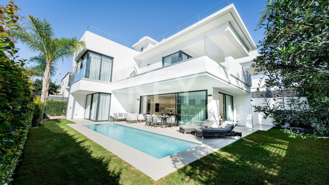 Second line beach villa within walking distance to Puerto Banús, The Golden Mile