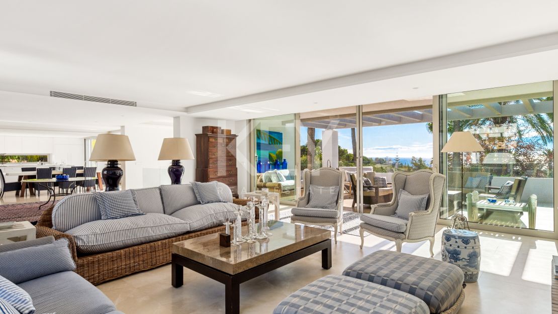Villa andaluza aislada con vistas al mar y encanto atemporal en Las Lomas de Marbella, Milla de Oro de Marbella
