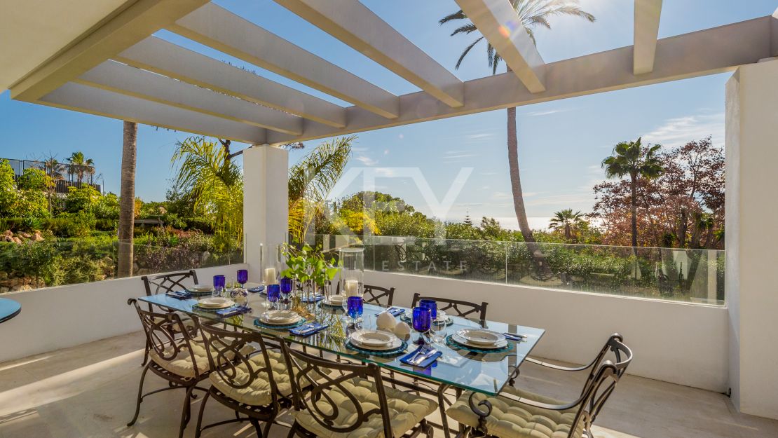 Villa andaluza aislada con vistas al mar y encanto atemporal en Las Lomas de Marbella, Milla de Oro de Marbella