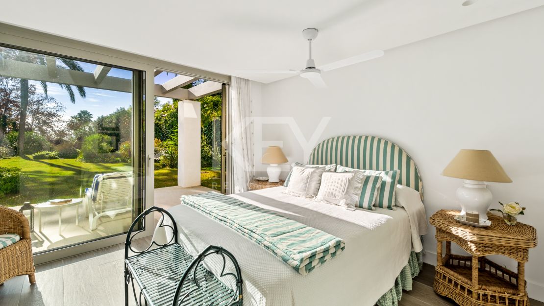 Villa andaluza aislada con vistas al mar y encanto atemporal en Las Lomas de Marbella, Milla de Oro de Marbella