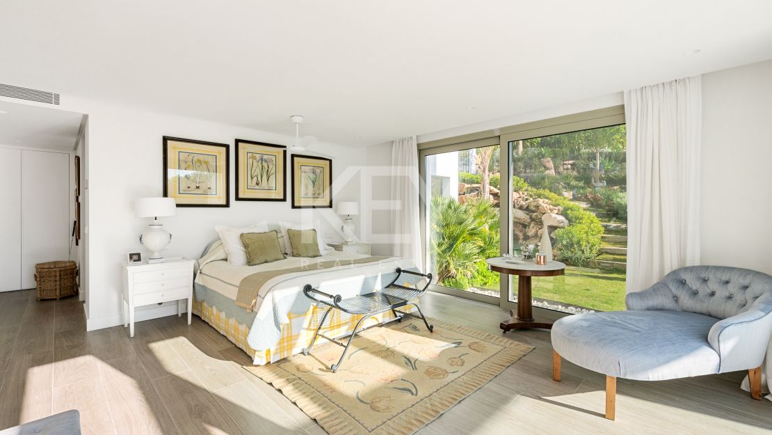 Villa andaluza aislada con vistas al mar y encanto atemporal en Las Lomas de Marbella, Milla de Oro de Marbella