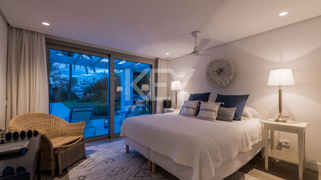 Villa andaluza aislada con vistas al mar y encanto atemporal en Las Lomas de Marbella, Milla de Oro de Marbella