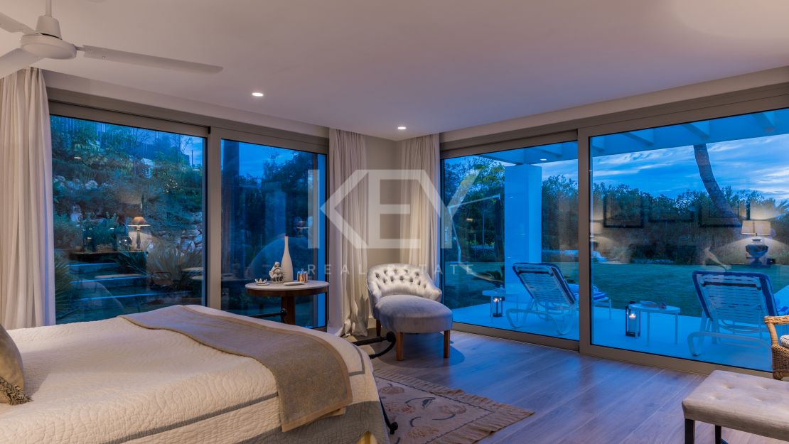 Villa andaluza aislada con vistas al mar y encanto atemporal en Las Lomas de Marbella, Milla de Oro de Marbella