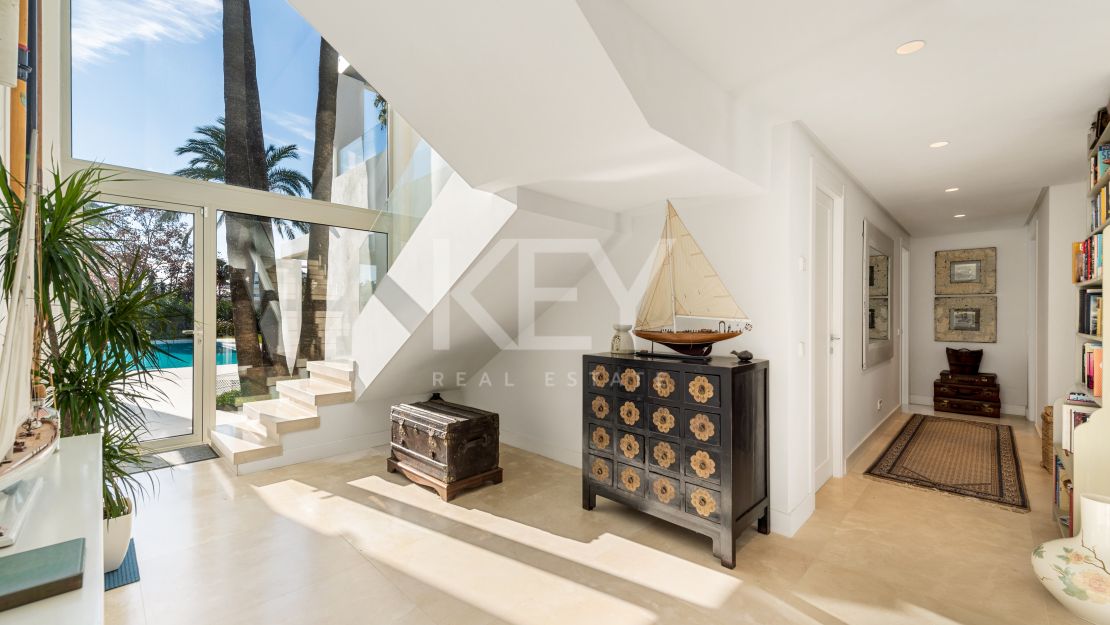 Villa andaluza aislada con vistas al mar y encanto atemporal en Las Lomas de Marbella, Milla de Oro de Marbella