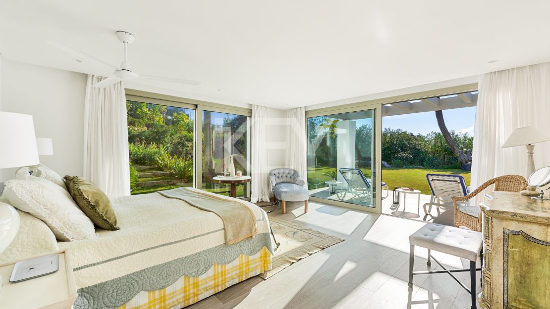 Villa andaluza aislada con vistas al mar y encanto atemporal en Las Lomas de Marbella, Milla de Oro de Marbella