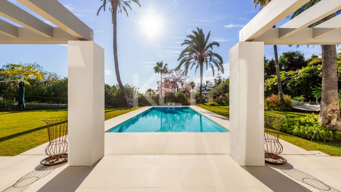 Villa andaluza aislada con vistas al mar y encanto atemporal en Las Lomas de Marbella, Milla de Oro de Marbella