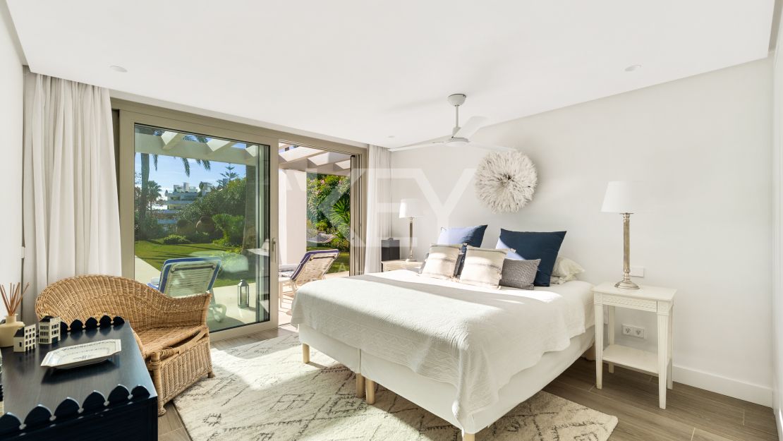 Villa andaluza aislada con vistas al mar y encanto atemporal en Las Lomas de Marbella, Milla de Oro de Marbella