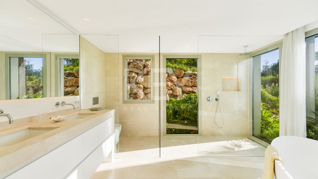 Villa andaluza aislada con vistas al mar y encanto atemporal en Las Lomas de Marbella, Milla de Oro de Marbella
