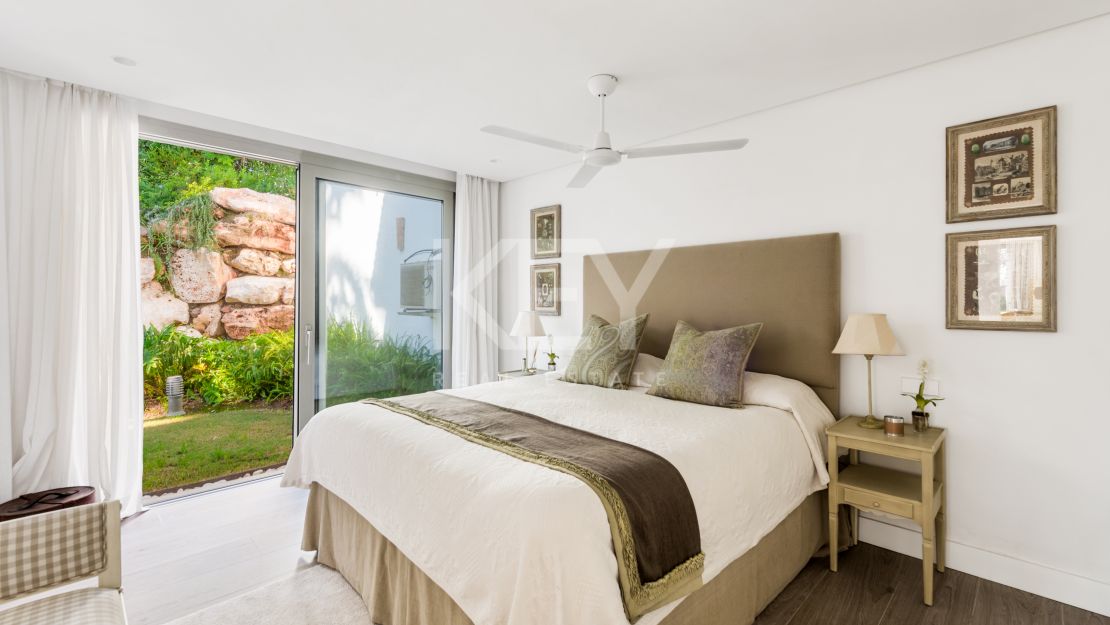 Villa andaluza aislada con vistas al mar y encanto atemporal en Las Lomas de Marbella, Milla de Oro de Marbella