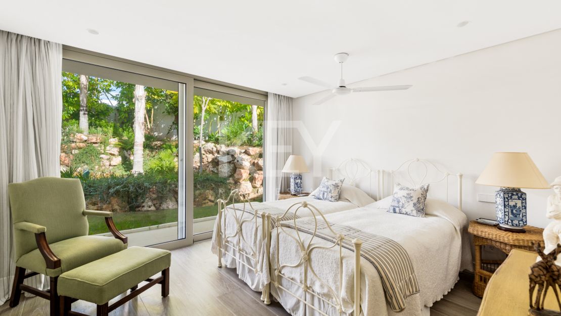 Villa andaluza aislada con vistas al mar y encanto atemporal en Las Lomas de Marbella, Milla de Oro de Marbella