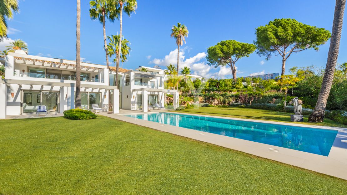 Villa andaluza aislada con vistas al mar y encanto atemporal en Las Lomas de Marbella, Milla de Oro de Marbella