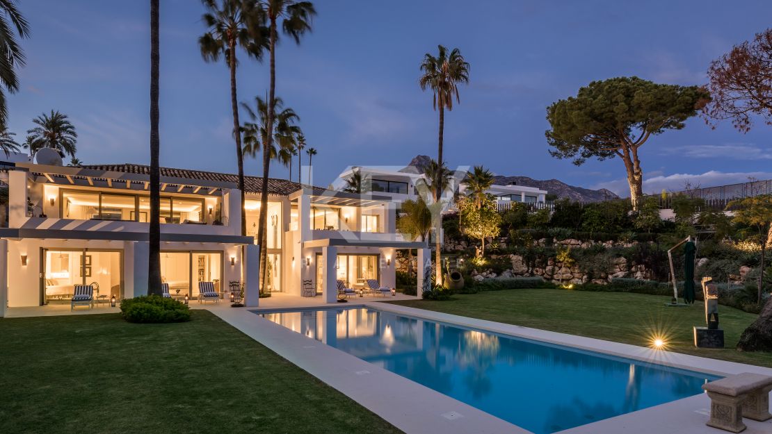 Villa andaluza aislada con vistas al mar y encanto atemporal en Las Lomas de Marbella, Milla de Oro de Marbella