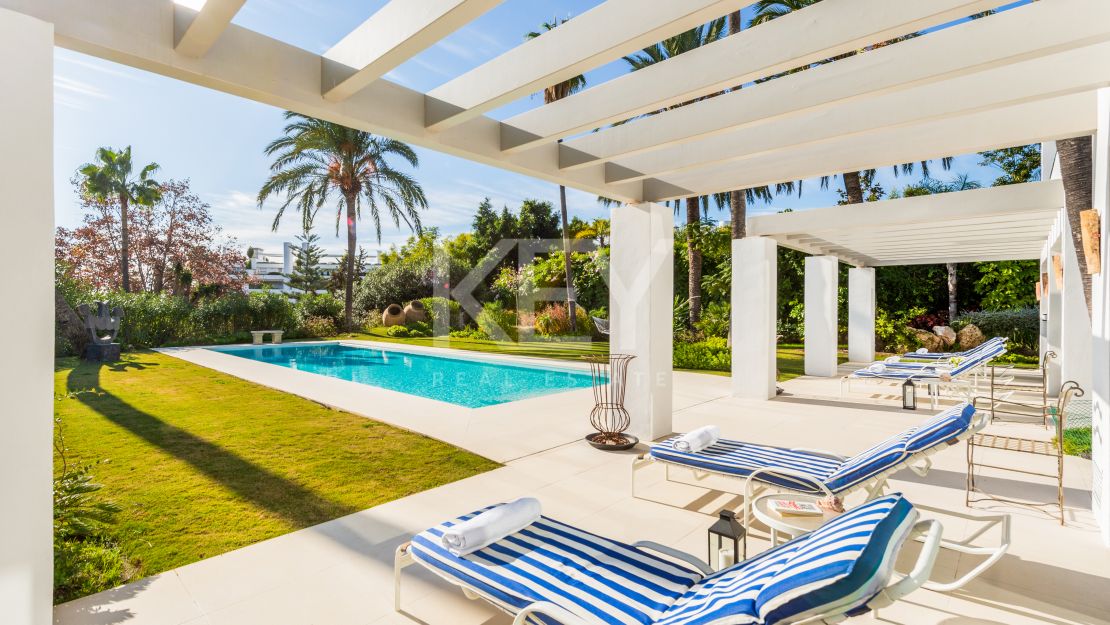 Villa andaluza aislada con vistas al mar y encanto atemporal en Las Lomas de Marbella, Milla de Oro de Marbella
