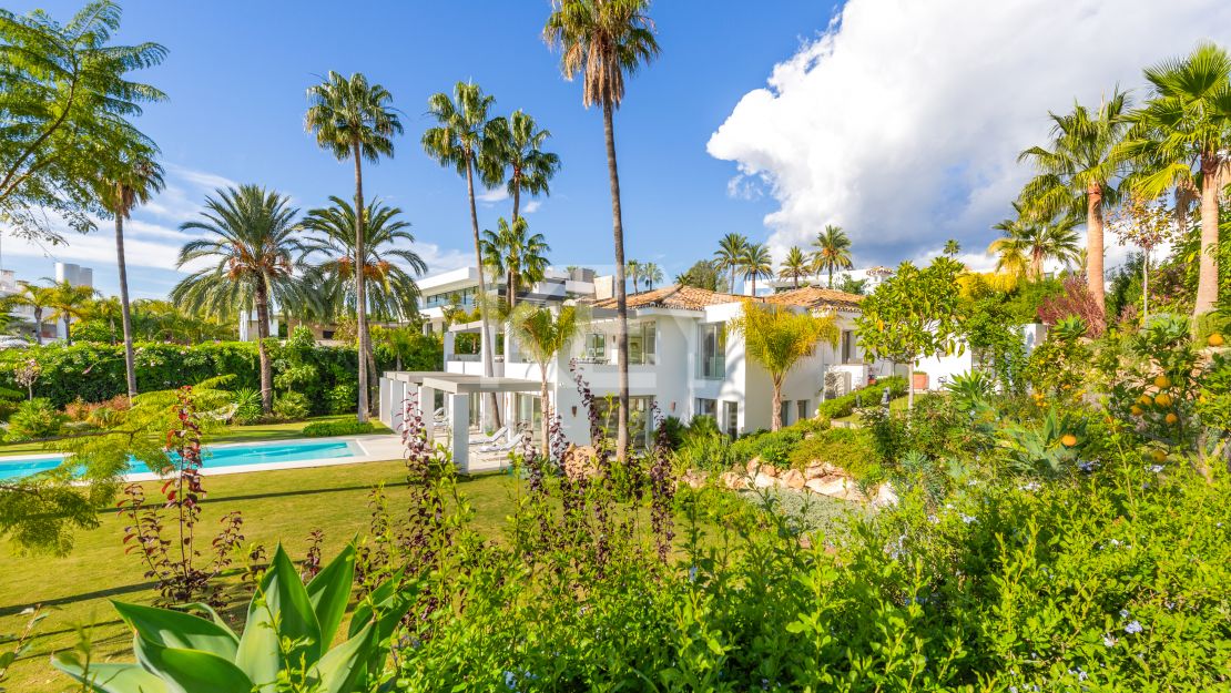 Villa andaluza aislada con vistas al mar y encanto atemporal en Las Lomas de Marbella, Milla de Oro de Marbella