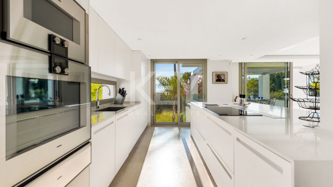 Villa andaluza aislada con vistas al mar y encanto atemporal en Las Lomas de Marbella, Milla de Oro de Marbella