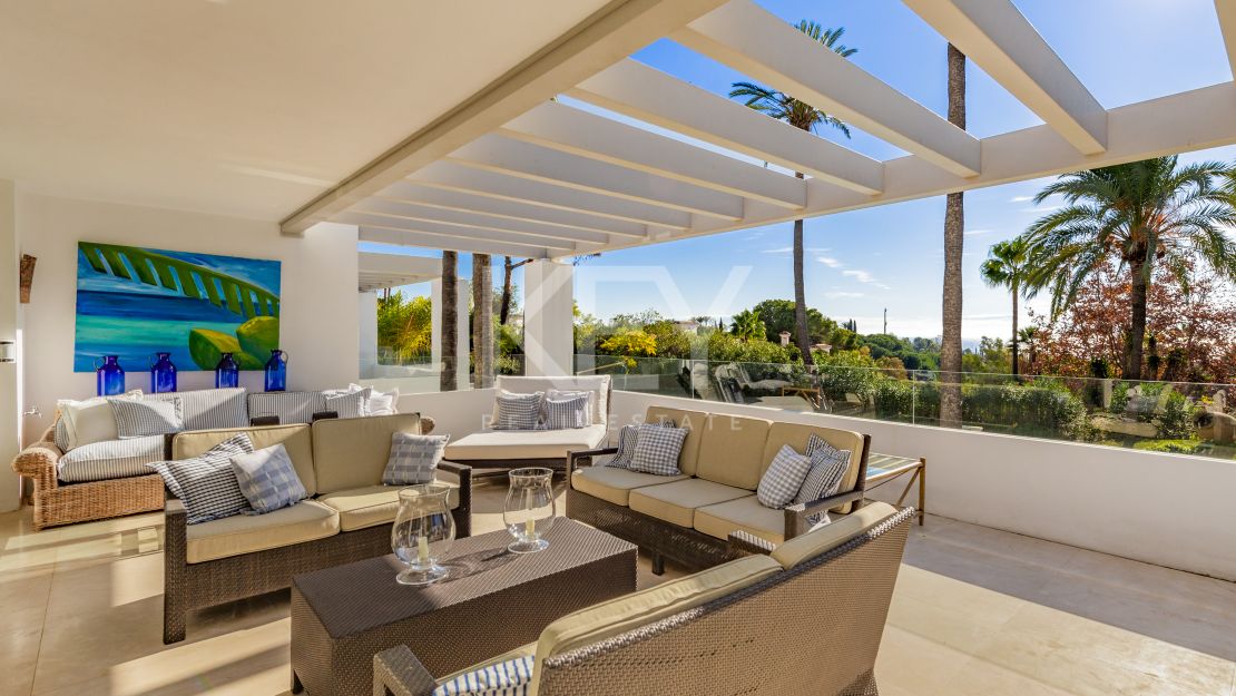 Villa andaluza aislada con vistas al mar y encanto atemporal en Las Lomas de Marbella, Milla de Oro de Marbella