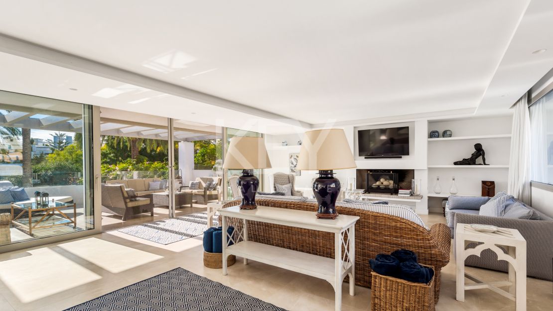 Villa andaluza aislada con vistas al mar y encanto atemporal en Las Lomas de Marbella, Milla de Oro de Marbella