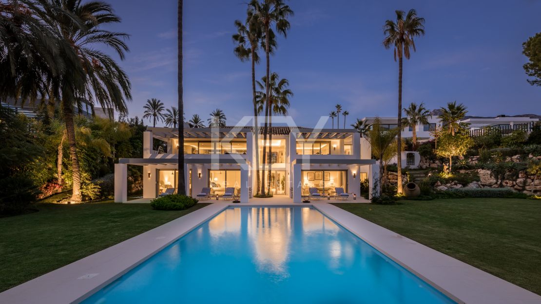 Villa andaluza aislada con vistas al mar y encanto atemporal en Las Lomas de Marbella, Milla de Oro de Marbella
