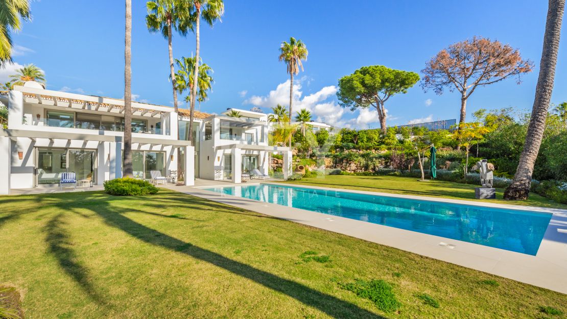 Villa andaluza aislada con vistas al mar y encanto atemporal en Las Lomas de Marbella, Milla de Oro de Marbella