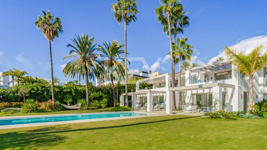 Villa andaluza aislada con vistas al mar y encanto atemporal en Las Lomas de Marbella, Milla de Oro de Marbella