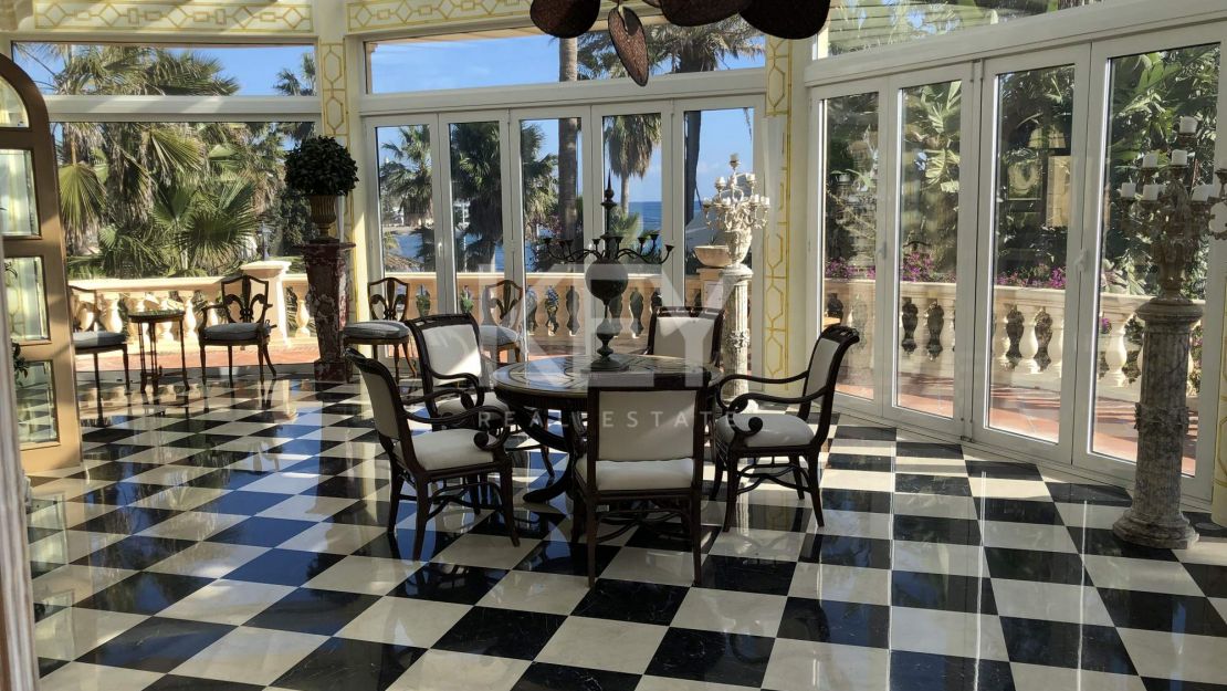 Villa Majestic: la escapada de vacaciones de sus sueños en primera línea de playa en la Cala de Mijas