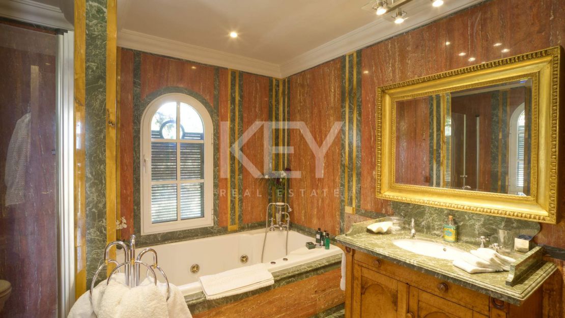 Villa Majestic: la escapada de vacaciones de sus sueños en primera línea de playa en la Cala de Mijas