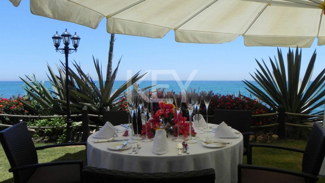 Villa Majestic: la escapada de vacaciones de sus sueños en primera línea de playa en la Cala de Mijas