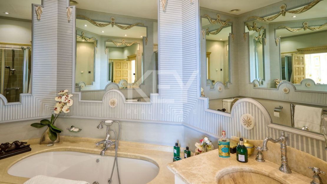 Villa Majestic: la escapada de vacaciones de sus sueños en primera línea de playa en la Cala de Mijas