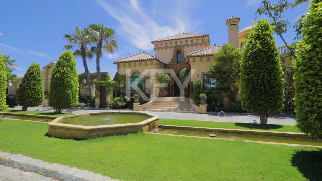 Villa Majestic: la escapada de vacaciones de sus sueños en primera línea de playa en la Cala de Mijas