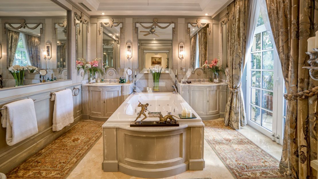 Villa Majestic: la escapada de vacaciones de sus sueños en primera línea de playa en la Cala de Mijas